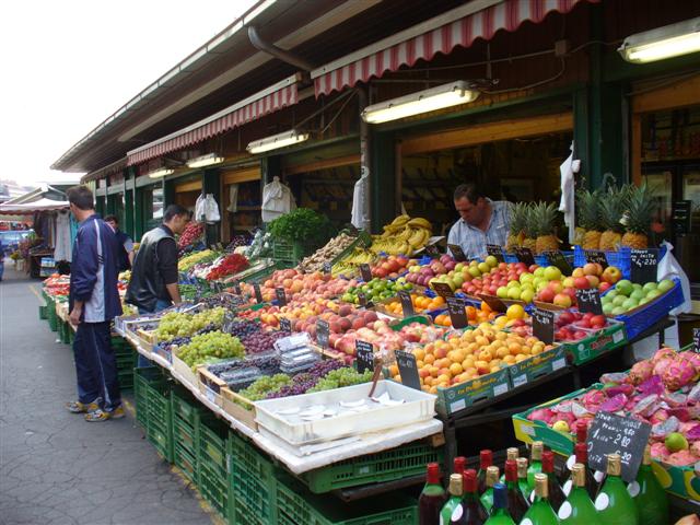 Der Naschmarkt in Wien - Obststand